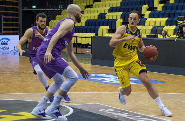 GER, Basketball, EWE Baskets Oldenburg vs BG Göttingen 11 05 2021, EWE Arena, Oldenburg, GER, easy Credit BBL, EWE Baskets Oldenburg vs BG Göttingen, in picture Karsten TADDA EWE Baskets Oldenburg 9 Dennis KRAMER BG Göttingen 10 nordphotoxRojahn nph00310