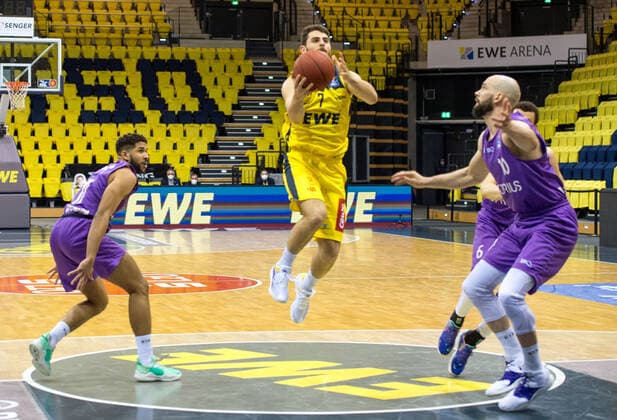 GER, Basketball, EWE Baskets Oldenburg vs BG Göttingen 11 05 2021, EWE Arena, Oldenburg, GER, easy Credit BBL, EWE Baskets Oldenburg vs BG Göttingen, in picture Sebastian HERRERA EWE Baskets Oldenburg 7 Marvin OMUVWIE BG Göttingen 11 Dennis KRAMER BG Göttingen 10 nordphotoxRojahn nph00310