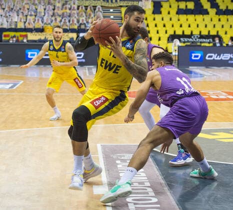 GER, Basketball, EWE Baskets Oldenburg vs BG Göttingen 11 05 2021, EWE Arena, Oldenburg, GER, easy Credit BBL, EWE Baskets Oldenburg vs BG Göttingen, in picture Martin BREUNING EWE Baskets Oldenburg 12 Marvin OMUVWIE BG Göttingen 11 nordphotoxRojahn nph00310