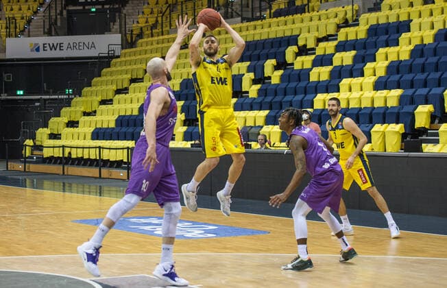 GER, Basketball, EWE Baskets Oldenburg vs BG Göttingen 11 05 2021, EWE Arena, Oldenburg, GER, easy Credit BBL, EWE Baskets Oldenburg vs BG Göttingen, in picture Keith HORNSBY EWE Baskets Oldenburg 4 Dennis KRAMER BG Göttingen 10 Deishuan BOOKER BG Göttingen 1 Braydon HOBBS EWE Baskets Oldenburg 3 nordphotoxRojahn nph00310