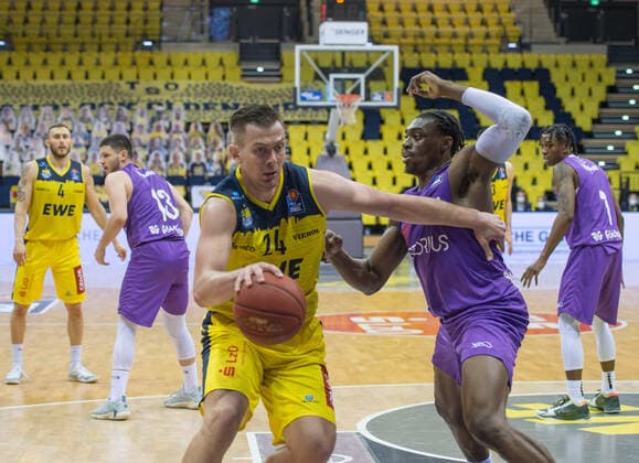 GER, Basketball, EWE Baskets Oldenburg vs BG Göttingen 11 05 2021, EWE Arena, Oldenburg, GER, easy Credit BBL, EWE Baskets Oldenburg vs BG Göttingen, in picture Rasid MAHALBASIC EWE Baskets Oldenburg 24 Tai ODIASE BG Göttingen 21 nordphotoxRojahn nph00310