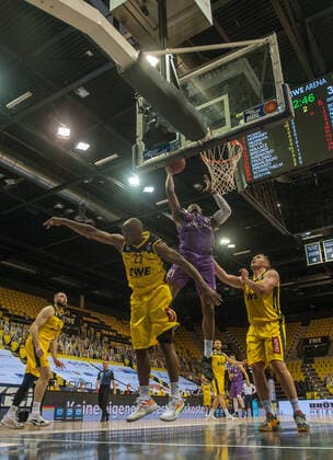 GER, Basketball, EWE Baskets Oldenburg vs BG Göttingen 11 05 2021, EWE Arena, Oldenburg, GER, easy Credit BBL, EWE Baskets Oldenburg vs BG Göttingen, in picture Tai ODIASE BG Göttingen 21 Rickey PAULDING EWE Baskets Oldenburg 23 Rasid MAHALBASIC EWE Baskets Oldenburg 24 nordphotoxRojahn nph00310