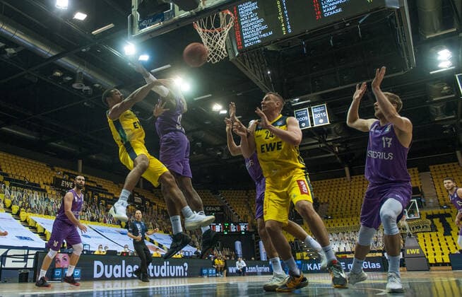 GER, Basketball, EWE Baskets Oldenburg vs BG Göttingen 11 05 2021, EWE Arena, Oldenburg, GER, easy Credit BBL, EWE Baskets Oldenburg vs BG Göttingen, in picture Phil PRESSEY EWE Baskets Oldenburg 25 Tai ODIASE BG Göttingen 21 Deishuan BOOKER BG Göttingen 1 Rasid MAHALBASIC EWE Baskets Oldenburg 24 Mathis MÖNNINGHOFF MOENNINGHOFF BG Göttingen 17 nordphotoxRojahn nph00310