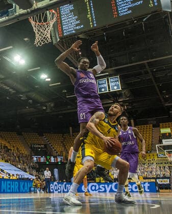 GER, Basketball, EWE Baskets Oldenburg vs BG Göttingen 11 05 2021, EWE Arena, Oldenburg, GER, easy Credit BBL, EWE Baskets Oldenburg vs BG Göttingen, in picture Keith HORNSBY EWE Baskets Oldenburg 4 Tai ODIASE BG Göttingen 21 nordphotoxRojahn nph00310