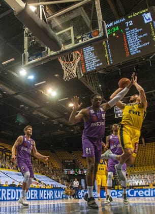 GER, Basketball, EWE Baskets Oldenburg vs BG Göttingen 11 05 2021, EWE Arena, Oldenburg, GER, easy Credit BBL, EWE Baskets Oldenburg vs BG Göttingen, in picture Keith HORNSBY EWE Baskets Oldenburg 4 Tai ODIASE BG Göttingen 21 nordphotoxRojahn nph00310