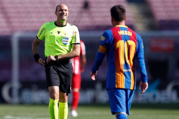 Mateu Lahoz (Referee), Lionel Messi (Barcelona), MAY 8, 2021 - Football Soccer : Spanish La Liga Santander match between FC Barcelona, Barca 0-0 Atletico de Madrid at the Camp Nou stadium in Barcelona, Spain. Noxthirdxpartyxsales  (160031550)
