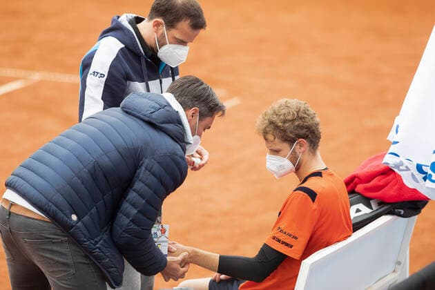 Yannick Hanfmann GER has left wrist pain, is being treated by a doctor and physiotherapist, injury, injured Tennis Neckarcup2021 ATP Challenger TC Heilbronn Heilbronn Baden Wuerttemberg Germany 12 May 2021 Copyright: xJuergenxHasenkopfx