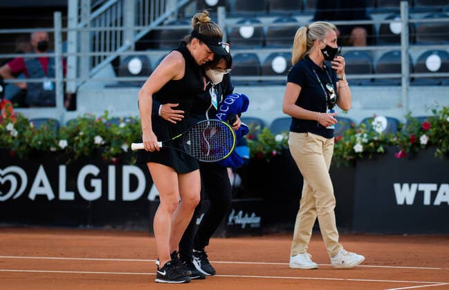 May 12, 2021, ROMA, ITALY: Simona Halep of Romania is forced to retire with injury from the second round of the 2021 Internazionali BNL d Italia WTA, Tennis Damen 1000 tournament against Angelique Kerber of Germany ROMA ITALY - ZUMAa181 20210512_zaa_a181_304 Copyright: xRobxPrangex