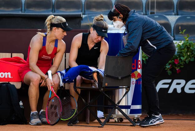 May 12, 2021, ROMA, ITALY: Angelique Kerber of Germany attends to Simona Halep after Halep is forced to retire with injury from the second round of the 2021 Internazionali BNL d Italia WTA, Tennis Damen 1000 tournament ROMA ITALY - ZUMAa181 20210512_zaa_a181_306 Copyright: xRobxPrangex