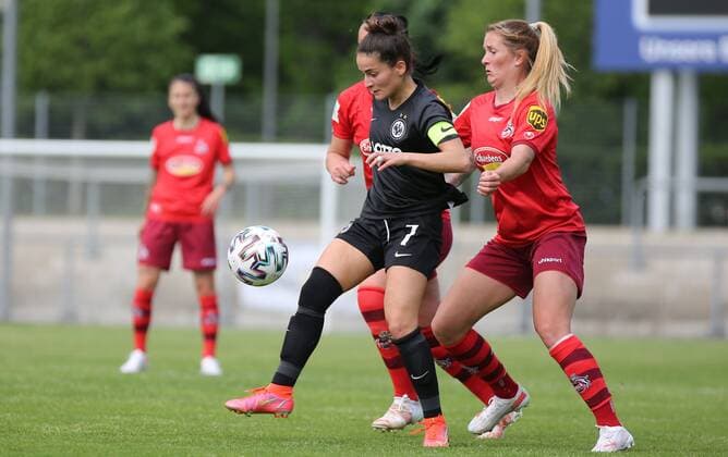 13 05 2021, xcex, GER, Frankfurt am Main, Stadion am Brentanobad, Frauenfussball, 2 Bundesliga Sued, Frauen Bundesliga Saison 2020 2021, SGE, Eintracht Frankfurt Frauen II 1 FC Koeln, Caroline Krawczyk SGE in front of Rachel Rinast Koeln DFL regulations prohibit any use of photographs as image sequences and or quasi video