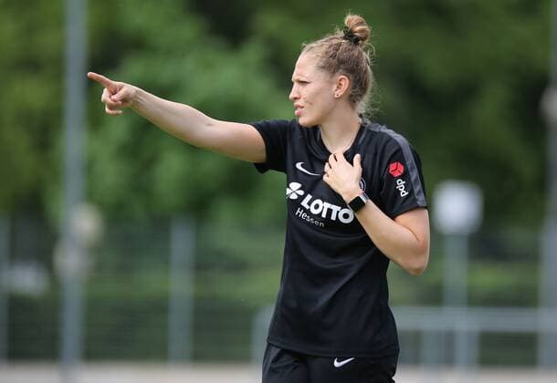 13 05 2021, xcex, GER, Frankfurt am Main, Stadion am Brentanobad, Frauenfussball, 2 Bundesliga Sued, Frauen Bundesliga Saison 2020 2021, SGE, Eintracht Frankfurt Frauen II 1 FC Koeln, Trainerin Kim Kulig SGE DFL regulations prohibit any use of photographs as image sequences and or quasi video