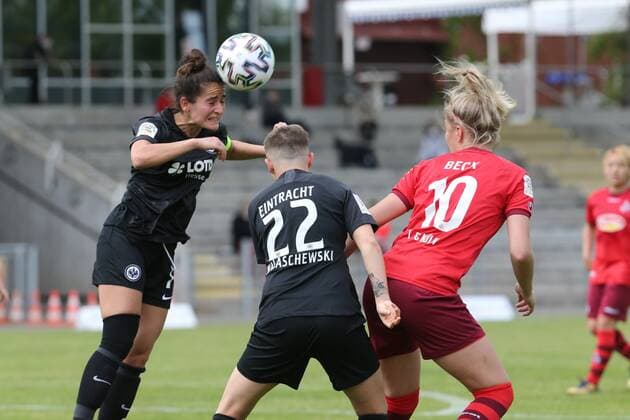 Caroline Krawczyk Eintracht Frankfurt Women II, No 7 saves with her head in the penalty area from Sharon Beck 1 FC Cologne Women, No 10 , Fabienne Walaschewski Eintracht Frankfurt Women II, No 22 , Eintracht Frankfurt Women II 1 FC Cologne Women, 2 Bundesliga Women, 2020 2021 season, 113 05 2021,