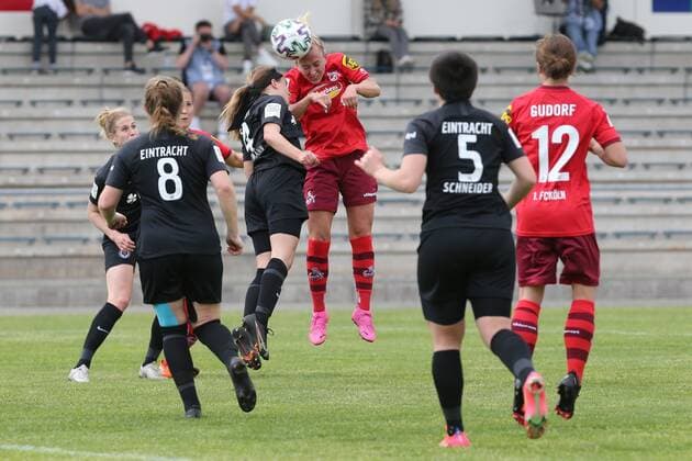 Headers duel Kara Bathmann Eintracht Frankfurt Women II, No 4 vs Mandy Islacker 1 FC Cologne Women, No 8 , Eintracht Frankfurt Women II 1 FC Cologne Women, 2 Bundesliga Women, 2020 2021 season, 113 05 2021,