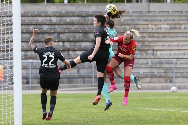 Goalkeeper Nina Meck Eintracht Frankfurt Women II, No 24 saves from Mandy Islacker 1 FC Cologne Women, No 8 with Thome Schneider Eintracht Frankfurt Women II, No 5 , Eintracht Frankfurt Women II 1 FC Cologne Women, 2 Bundesliga Women, 2020 2021 season, 113 05 2021,