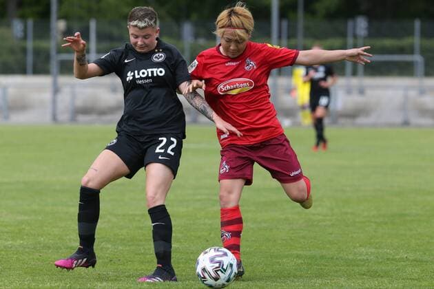 Fabienne Walaschewski Eintracht Frankfurt Womens II, No 22 in duel with Yuka Hirano 1 FC Cologne Womens, No 17 , Eintracht Frankfurt Womens II 1 FC Cologne Womens, 2 Bundesliga Womens, 2020 2021 season, 113 05 2021,
