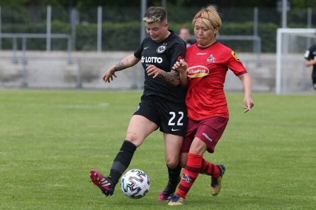 Fabienne Walaschewski Eintracht Frankfurt Womens II, No 22 in duel with Yuka Hirano 1 FC Cologne Womens, No 17 , Eintracht Frankfurt Womens II 1 FC Cologne Womens, 2 Bundesliga Womens, 2020 2021 season, 113 05 2021,
