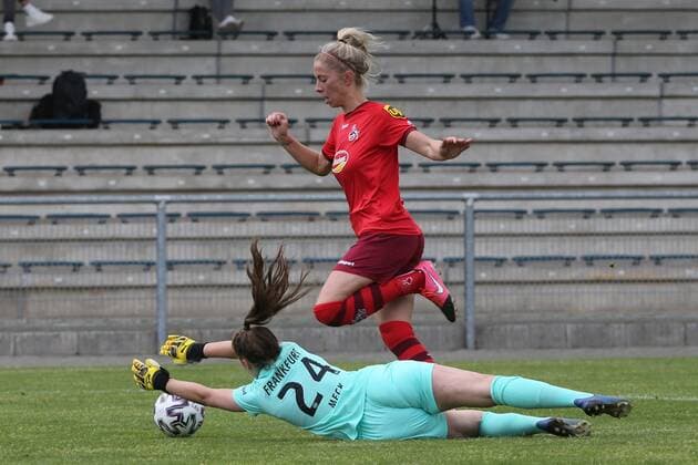 Goalkeeper Nina Meck Eintracht Frankfurt Womens II, No 24 in direct duel with Sharon Beck 1 FC Cologne Womens, No 10 , Eintracht Frankfurt Womens II 1 FC Cologne Womens, 2 Bundesliga Women, 2020 2021 season, 113 05 2021,