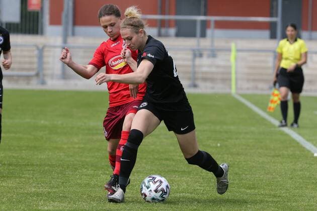 Saskia Matheis Eintracht Frankfurt Womens II, No 25 in a duel with Alicia Gudorf 1 FC Cologne Womens, No 12 , Eintracht Frankfurt Womens II 1 FC Cologne Womens, 2 Bundesliga Womens, 2020 2021 season, 113 05 2021,