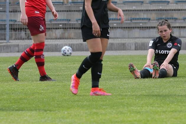 After missed scoring chance, Jonna Brengel disappointed Eintracht Frankfurt Women II, No 10 sitting on the ground , Eintracht Frankfurt Women II 1 FC Köln Women, 2 Bundesliga Women, Season 2020 2021, 113 05 2021,