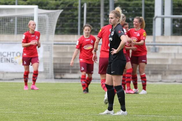 Frustrated Saskia Matheis Eintracht Frankfurt Women II, Nr 25 after conceding another goal, Celebrating Cologne women in the background , Eintracht Frankfurt Women II 1 FC Köln Women, 2 Bundesliga Women, Season 2020 2021, 113 05 2021,