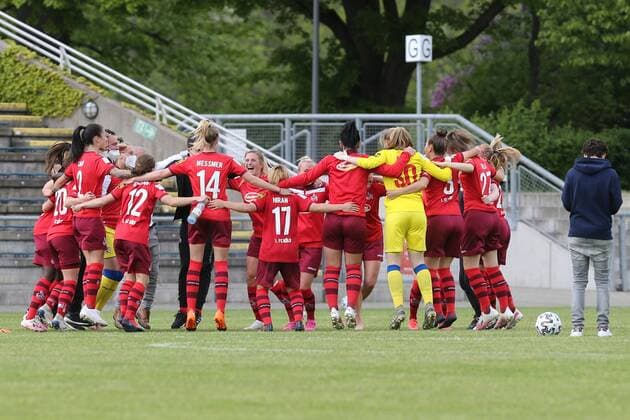 Cologne women celebrate their victory , Eintracht Frankfurt women II 1 FC Köln women, 2 Bundesliga women, 2020 2021 season, 113 05 2021,