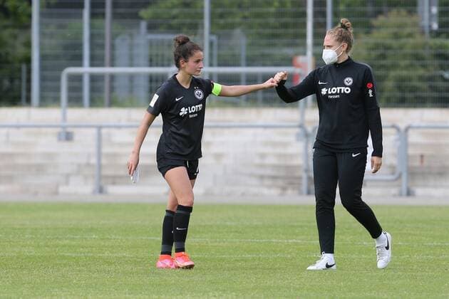 High-fives from coach Kim Kulig Eintracht Frankfurt Womens II with captain Caroline Krawczyk Eintracht Frankfurt Womens II, No 7 , Eintracht Frankfurt Womens II 1 FC Köln Women, 2 Bundesliga Women, 2020 2021 season, 113 05 2021,