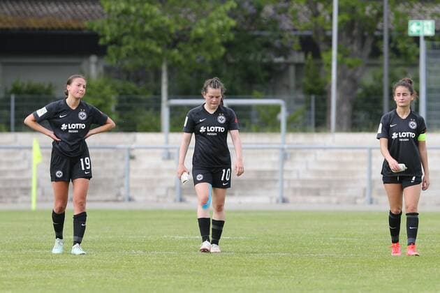 Frustration after losing Franka Weber Eintracht Frankfurt Womens II, No 19 , Jonna Brengel Eintracht Frankfurt Womens II, No 10 and Caroline Krawczyk Eintracht Frankfurt Womens II, No 7 , Eintracht Frankfurt Womens II 1 FC Köln Women, 2 Bundesliga Women, Season 2020 2021, 113 05 2021,