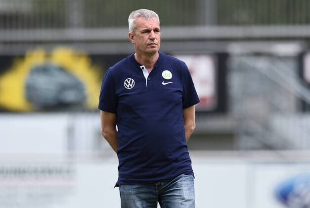 Football Women Season 2020 2021 2 Bundesliga Nord 14 Spieltag SpVg Berghofen VfL Wolfsburg II am 13 05 2021 im Waldstadion in Dortmund Aplerbeck Steffen Beck Trainer VfL Wolfsburg II DFB regulations prohibit any use of photographs as image sequences and or quasi video Nordrhein Westfalen Germany