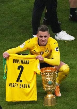 Fussball , DFB Pokal Finale, Saison 2020 2021, Corona, Covid-19, Geisterspiel, RB Leipzig vs Borussia Dortmund , 13.05.2021, Olympiastadion Berlin, Thorgan Hazard, BVB mit Morey Bauza Trikot und DFB Pokal, *** Football , DFB Pokal final, 2020 2021 season, Corona, Covid 19, ghost match, RB Leipzig vs Borussia Dortmund , 13 05 2021, Olympiastadion Berlin, Thorgan Hazard, BVB with Morey Bauza jersey and DFB Pokal,
