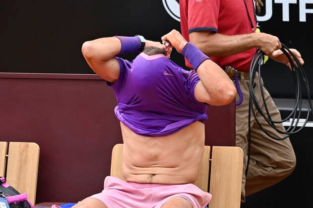 Photo Fabrizio Corradetti - LaPresse 14 05 2021 Roma (Italy) Tennis Quarter final Alexander Zverev (GER) vs Rafael Nadal (ESP) Internazionali BNL d Italia 2021 In the pic: Rafael Nadal changes jersey after fall  Copyright: xFabrizioxCorradetti LaPressex