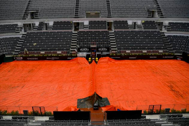 Photo Fabrizio Corradetti - LaPresse 14 05 2021 Roma (Italy) Tennis Quarter final Novak Djokovic (SRB) vs Stefanos Tsitsipas (GRE) Internazionali BNL d Italia 2021 In the pic: match suspended for rain  Copyright: xFabrizioxCorradetti LaPressex