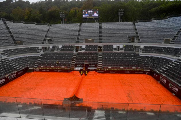Photo Fabrizio Corradetti - LaPresse 14 05 2021 Roma (Italy) Tennis Quarter final Novak Djokovic (SRB) vs Stefanos Tsitsipas (GRE) Internazionali BNL d Italia 2021 In the pic: match suspended for rain  Copyright: xFabrizioxCorradetti LaPressex