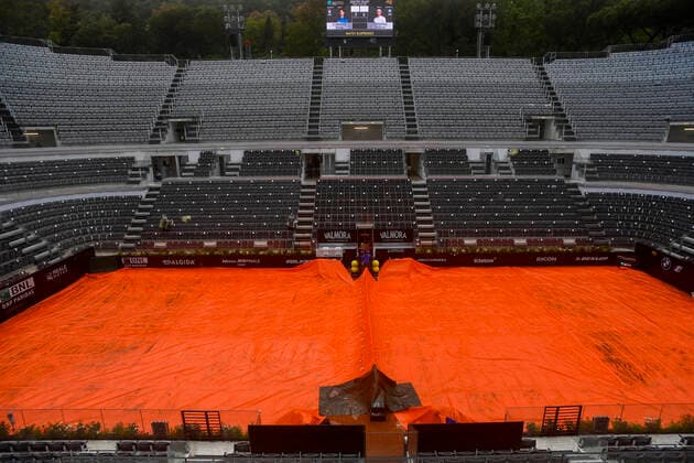 Photo Fabrizio Corradetti - LaPresse 14 05 2021 Roma (Italy) Tennis Quarter final Novak Djokovic (SRB) vs Stefanos Tsitsipas (GRE) Internazionali BNL d Italia 2021 In the pic: match suspended for rain  Copyright: xFabrizioxCorradetti LaPressex