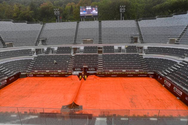 Photo Fabrizio Corradetti - LaPresse 14 05 2021 Roma (Italy) Tennis Quarter final Novak Djokovic (SRB) vs Stefanos Tsitsipas (GRE) Internazionali BNL d Italia 2021 In the pic: match suspended for rain  Copyright: xFabrizioxCorradetti LaPressex