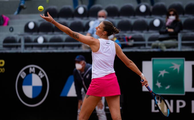 May 14, 2021, ROMA, ITALY: Karolina Pliskova of the Czech Republic in action during her quarter-final match at the 2021 Internazionali BNL d Italia WTA, Tennis Damen 1000 tournament against Jelena Ostapenko of Latvia ROMA ITALY - ZUMAa181 20210514_zaa_a181_025 Copyright: xRobxPrangex