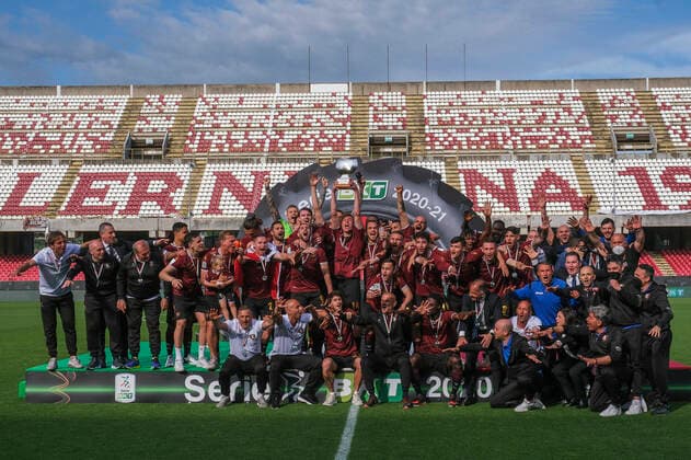 Photo Alessandro Garofalo LaPresse May 13, 2021 Salerno, Italy soccer Salernitana awarded for promotion to Serie A - Italian Football Championship League BKT 2020 2021 - Arechi stadium. In the pic: celebration victory  Copyright: xAlessandroxGarofalo LaPressex