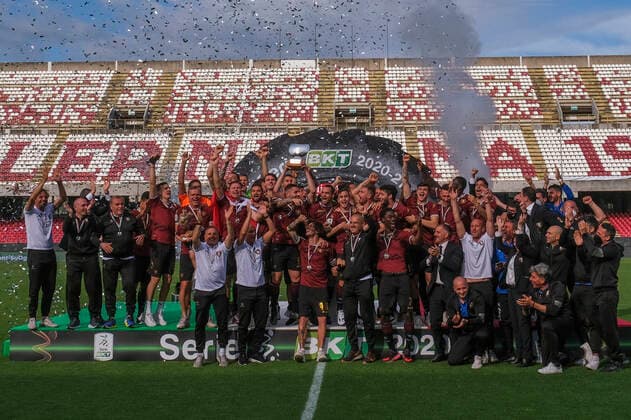 Photo Alessandro Garofalo LaPresse May 13, 2021 Salerno, Italy soccer Salernitana awarded for promotion to Serie A - Italian Football Championship League BKT 2020 2021 - Arechi stadium. In the pic: celebration victory  Copyright: xAlessandroxGarofalo LaPressex