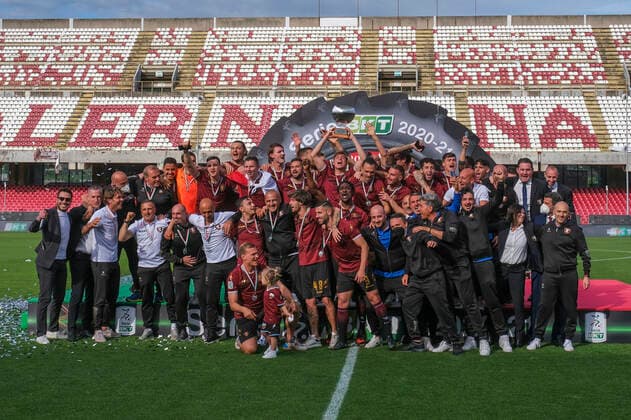 Photo Alessandro Garofalo LaPresse May 13, 2021 Salerno, Italy soccer Salernitana awarded for promotion to Serie A - Italian Football Championship League BKT 2020 2021 - Arechi stadium. In the pic: celebration victory  Copyright: xAlessandroxGarofalo LaPressex