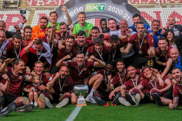 Sport Bilder des Tages Photo Alessandro Garofalo LaPresse May 13, 2021 Salerno, Italy soccer Salernitana awarded for promotion to Serie A - Italian Football Championship League BKT 2020 2021 - Arechi stadium. In the pic: celebration victory  Copyright: xAlessandroxGarofalo LaPressex
