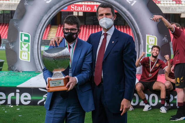Photo Alessandro Garofalo LaPresse May 13, 2021 Salerno, Italy soccer Salernitana awarded for promotion to Serie A - Italian Football Championship League BKT 2020 2021 - Arechi stadium. In the pic: Enrico Lotito e Marco Mezzaroma la premiazione celebration victory  Copyright: xAlessandroxGarofalo LaPressex