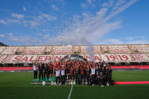 Photo Alessandro Garofalo LaPresse May 13, 2021 Salerno, Italy soccer Salernitana awarded for promotion to Serie A - Italian Football Championship League BKT 2020 2021 - Arechi stadium. In the pic: celebration victory  Copyright: xAlessandroxGarofalo LaPressex