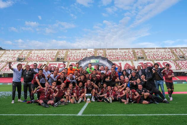 Photo Alessandro Garofalo LaPresse May 13, 2021 Salerno, Italy soccer Salernitana awarded for promotion to Serie A - Italian Football Championship League BKT 2020 2021 - Arechi stadium. In the pic: celebration victory  Copyright: xAlessandroxGarofalo LaPressex