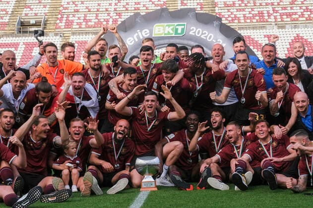 Photo Alessandro Garofalo LaPresse May 13, 2021 Salerno, Italy soccer Salernitana awarded for promotion to Serie A - Italian Football Championship League BKT 2020 2021 - Arechi stadium. In the pic: celebration victory  Copyright: xAlessandroxGarofalo LaPressex