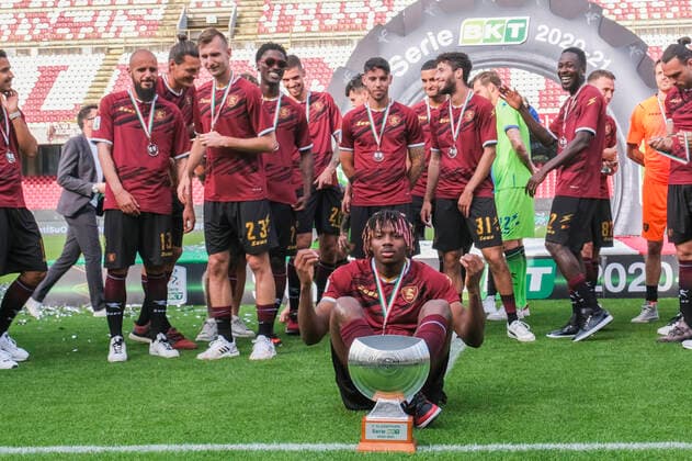 Photo Alessandro Garofalo LaPresse May 13, 2021 Salerno, Italy soccer Salernitana awarded for promotion to Serie A - Italian Football Championship League BKT 2020 2021 - Arechi stadium. In the pic: Sanasi Sy salernitana  Copyright: xAlessandroxGarofalo LaPressex