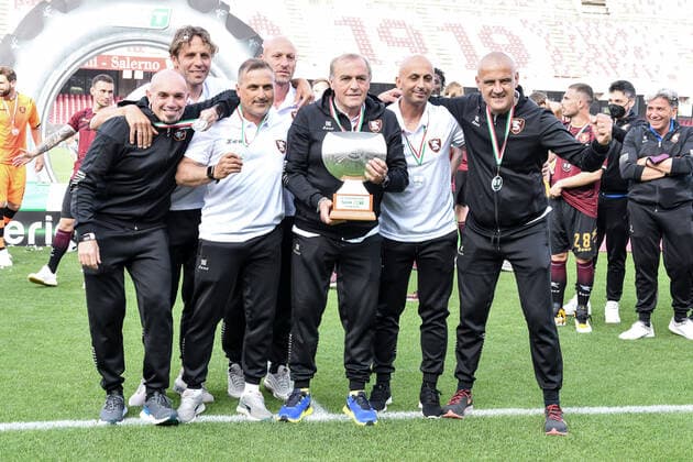 US Salernitana 1919 players celebrate their return to Serie A Fabrizio Castori manager of US Salernitana 1919 and his staff pose with the trophy during the celebration of US Salernitana 1919 return to Italian Serie A the end of the Serie B regular season at Stadio Arechi, Salerno, Italy on 14 May 2021. Salerno Salerno Italy maffia-ussalern210514_npoEr  Copyright: xGiuseppexMaffiax