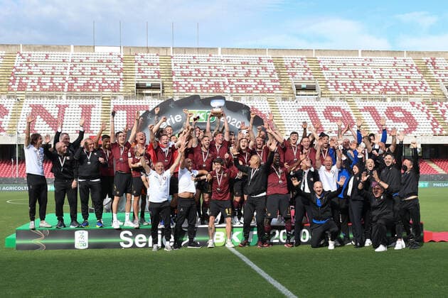 US Salernitana 1919 players celebrate their return to Serie A Players of US Salernitana 1919 pose with the trophy during the che celebration of US Salernitana 1919 return to Italian Serie A the end of the Serie B regular season at Stadio Arechi, Salerno, Italy on 14 May 2021. Salerno Salerno Italy maffia-ussalern210514_npw8y  Copyright: xGiuseppexMaffiax