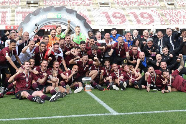 US Salernitana 1919 players celebrate their return to Serie A Players of US Salernitana 1919 pose with the trophy during the che celebration of US Salernitana 1919 return to Italian Serie A the end of the Serie B regular season at Stadio Arechi, Salerno, Italy on 14 May 2021. Salerno Salerno Italy maffia-ussalern210514_nppoJ  Copyright: xGiuseppexMaffiax