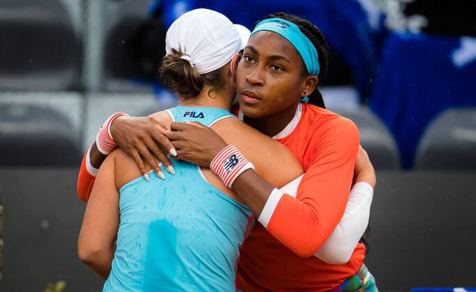 May 14, 2021, ROMA, ITALY: Ashleigh Barty of Australia & Cori Gauff of the United States embrace after Barty is forced to retire with injury from their quarter-final at the 2021 Internazionali BNL d Italia WTA, Tennis Damen 1000 tournament ROMA ITALY - ZUMAa181 20210514_zaa_a181_090 Copyright: xRobxPrangex