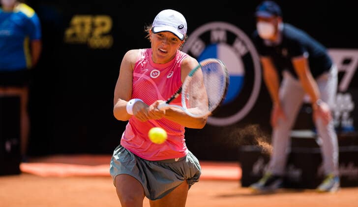 May 15, 2021, ROMA, ITALY: Iga Swiatek of Poland in action during her quarter-final at the 2021 Internazionali BNL d Italia WTA, Tennis Damen 1000 tournament against Elina Svitolina of the Ukraine ROMA ITALY - ZUMAa181 20210515_zaa_a181_036 Copyright: xRobxPrangex