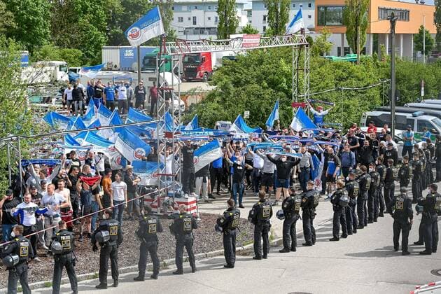 Bilder des Jahres 2021, Sport 05 Mai Sport Themen der Woche KW19 Sport Bilder des Tages viele Fans des FC Hansa Rostock stehen vorm Stadion uind feuern die Mannschaft an, Polizeikette, Polizeiaufgebot, Polizei, Sicherheit, 15.05.2021, Unterhaching (Deutschland), Fussball, 3. Liga, SpVgg Unterhaching - F.C. Hansa Rostock, DFB DFL REGULATIONS PROHIBIT ANY USE OF PHOTOGRAPHS AS IMAGE SEQUENCES AND OR QUASI-VIDEO. *** many fans of FC Hansa Rostock stand in front of the stadium and cheer on the team, police chain, police presence, police, security, 15 05 2021, Unterhaching Germany , Football, 3 Liga, SpVgg Unterhaching F C Hansa Rostock, DFB DFL REGULATIONS PROHIBIT ANY USE OF PHOTOGRAPHS AS IMAGE SEQUENCES AND OR QUASI VIDEO xslx
